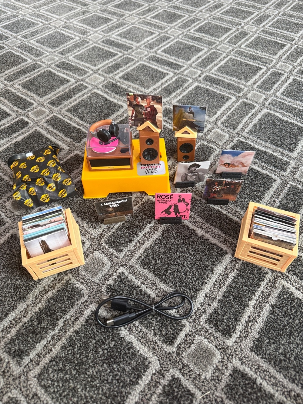 Mini brand vinyl Wooden Crate and Speaker Dollhouse Music Set - Yellow Accent